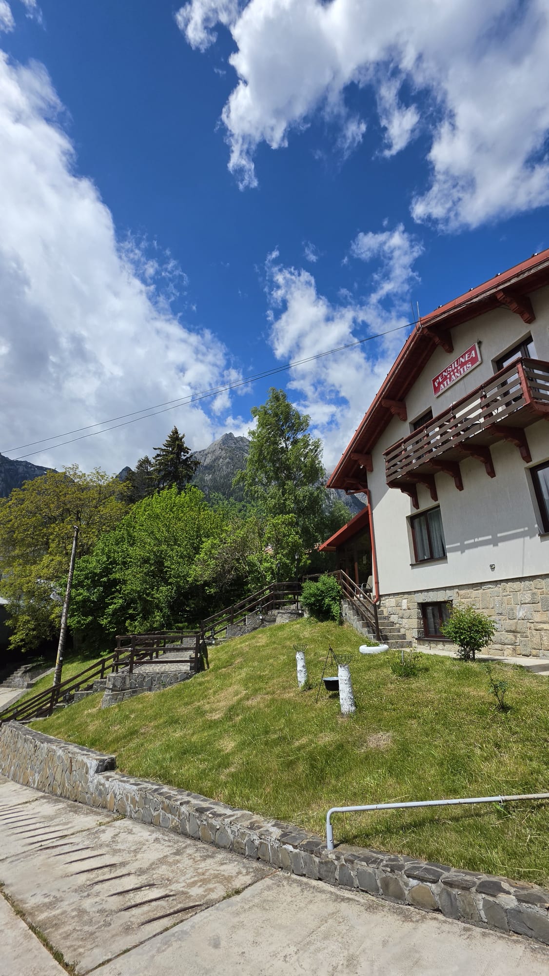 Pensiunea Atlantis Bușteni — exterior la poalele Munților Bucegi